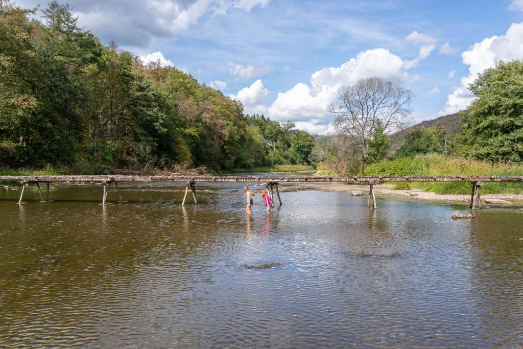 Pont de Claies mit Kindern