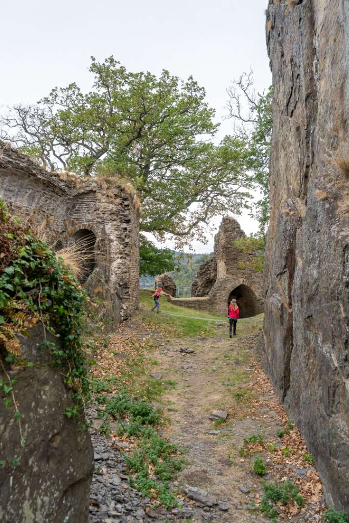 Burgruine Are mit Kindern